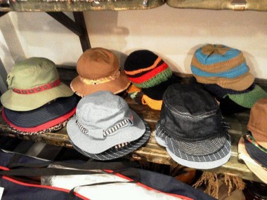 広島 CHUMS 帽子 ﾊｯﾄ ﾆｯﾄｷｬｯﾌﾟ日除け ﾁｬﾑｽ 取扱い ３