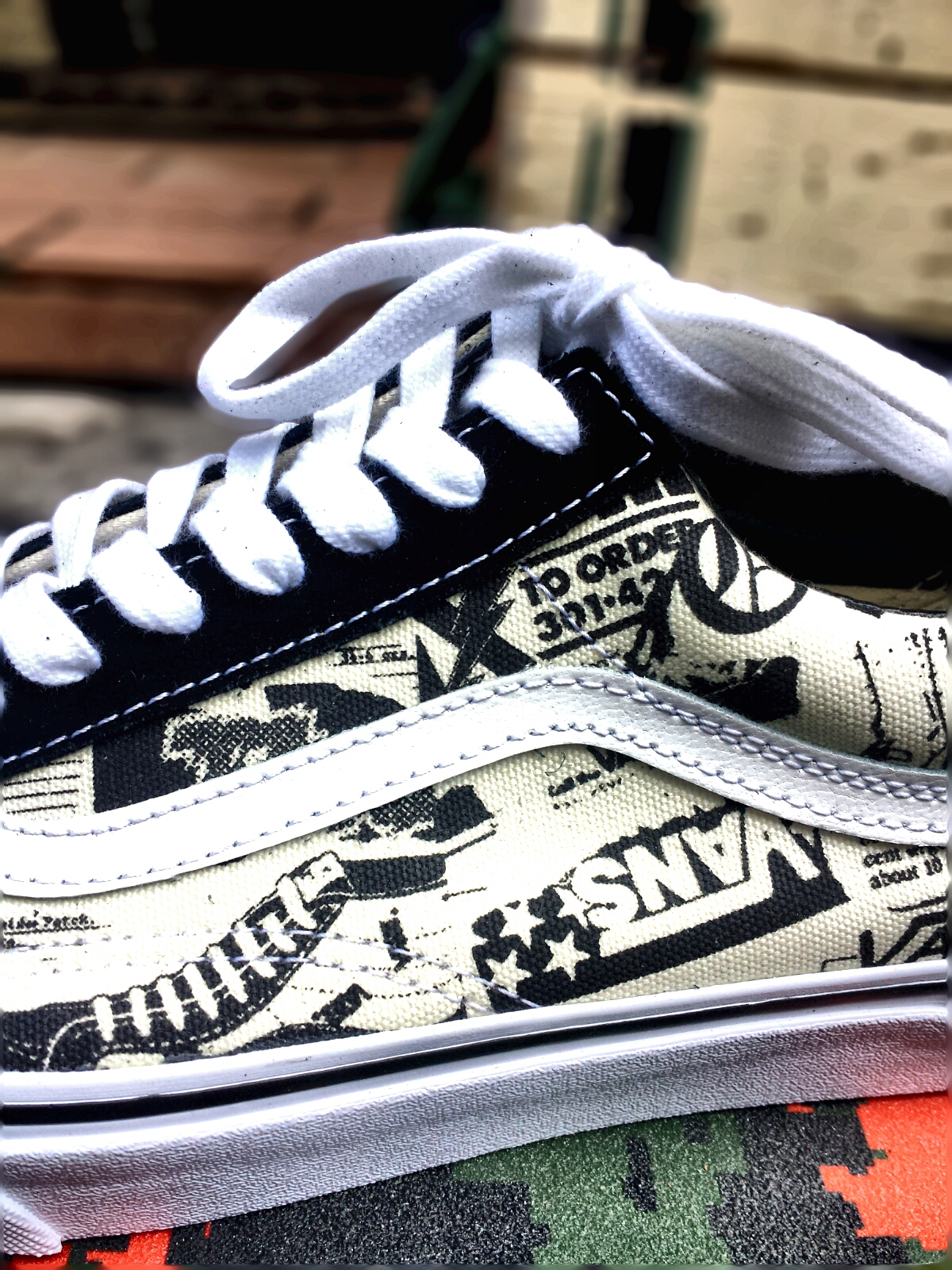 広島 雑貨屋 バンズ おしゃれなVANSのスニーカー！ オールドスクール OLDSKOOL ニュースプリント |  広島で雑貨・アパレル・飲食店のサービス事業を展開 グッズカンパニー