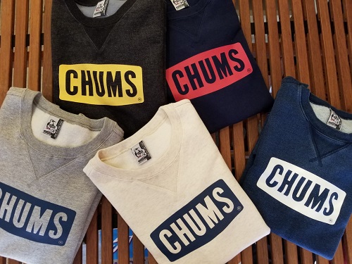 CHUMS チャムス ボートロゴ クルートップ。チャムスの定番スウェットは毎年カラーリングが変わる人気アイテム。どんなスタイルにもはまるワードローブの定番です！