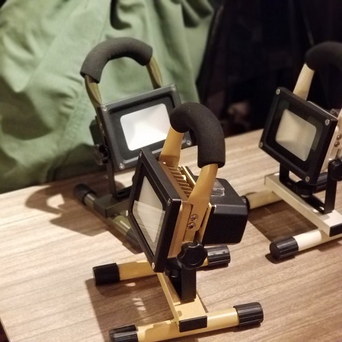 RECHARGE LIGHT リチャージライト。キャンプや非常時にも活躍する充電式。USB接続でスマホなどの充電もできる優れものです！！