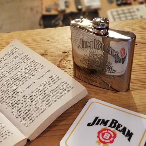 JIM BEAM HIP FLASK 男の嗜みポケットウイスキー。JIM BEAMのヒップフラスコです。キャンプの時などにグイッと一口、暖まりますね！バレンタインのギフトとしてもオススメです！