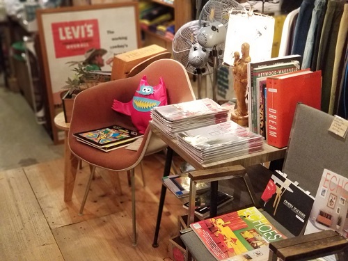 広島のアメリカン雑貨屋 最近のお気に入りコーナー☺ アンティーク家具や古書、サインなどをゆっくり楽しめるスペースです！！