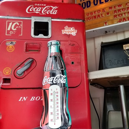 広島のアメリカン雑貨屋 ボトル型が懐かしいコカ・コーラの温度計。立体感のあるエンボス加工が良い雰囲気出してます！
