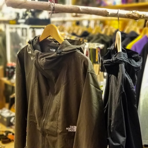 広島のアメリカン雑貨屋 ノースフェイスのコンパクト ジャケット。定番の軽量シェルジャケットです。軽くても撥水性、防風性を備えた使えるジャケット！