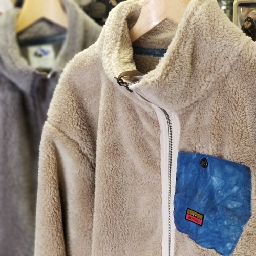 広島のアメリカン雑貨屋 デヴァドゥルガのフリースジャケット。レトロなカラーと奄美大島の伝統工芸｢泥染｣を施したポケットが印象的！