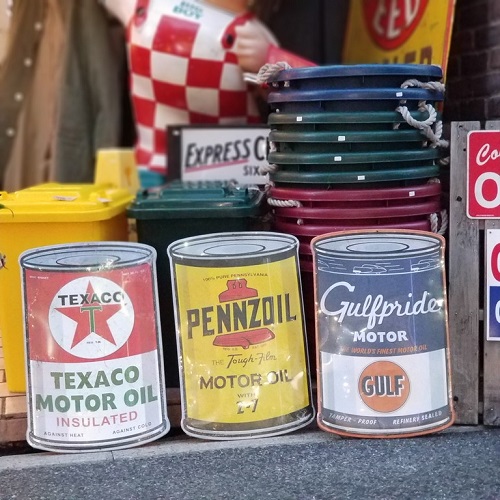 広島のアメリカン雑貨屋 オイル缶の形をしたユニークなスチールサインです！ご自宅やガレージをアメリカンに演出します！