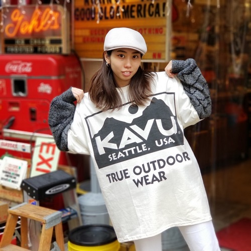 広島のアメリカン雑貨屋 KAVU カブーから新作TEE！ビッグなボディにビッグなロゴが目を惹くTシャツです！