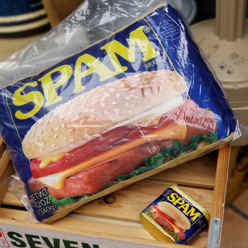 広島のアメリカン雑貨屋 アメリカのソウルフード SPAM スパム缶がクッションになりました！お家でのくつろぎタイムにぜひ！！
