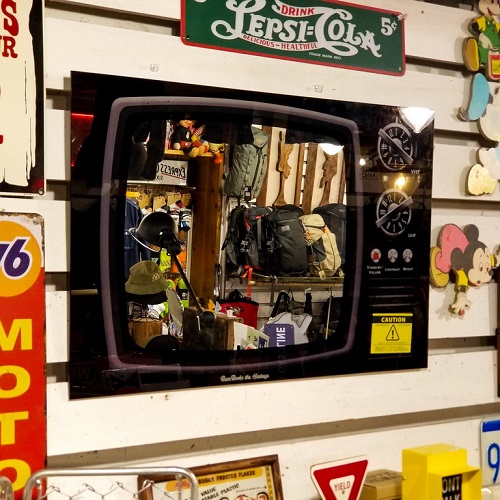 広島のアメリカン雑貨屋 レトロなテレビをモチーフにしたガラスミラー。ブラウン管の中に自分が映りこむような不思議な気分が味わえます！