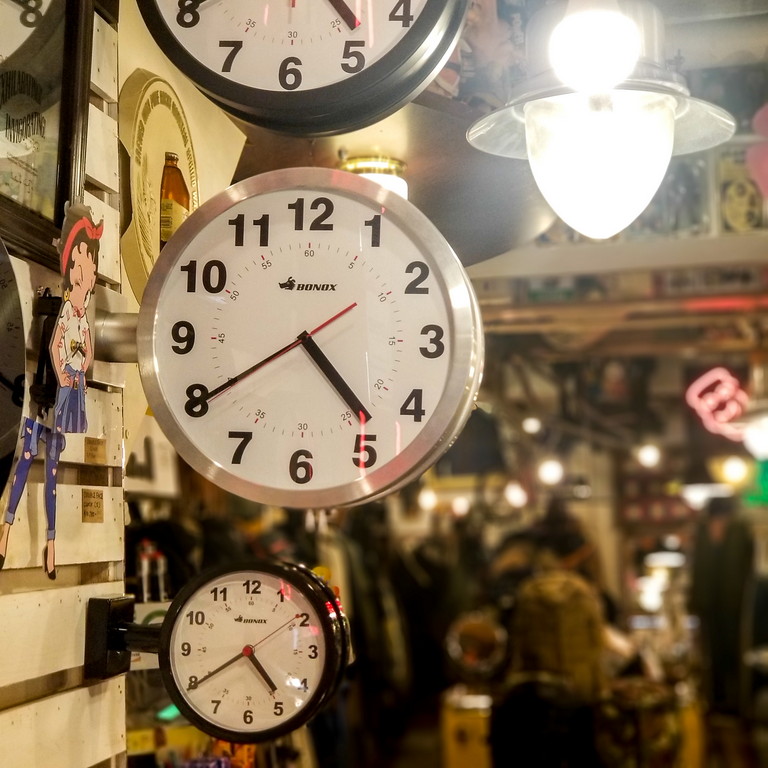 広島のアメリカン雑貨屋 ダブルフェイスクロック再入荷！海外で見かけるような両面時計です！