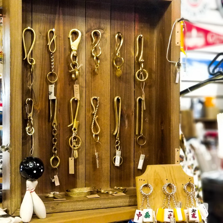 広島のアメリカン雑貨屋 真鍮製のキーホルダー色々。シンプルなものから、個性強めのものまで。お気に入りを見つけてください！
