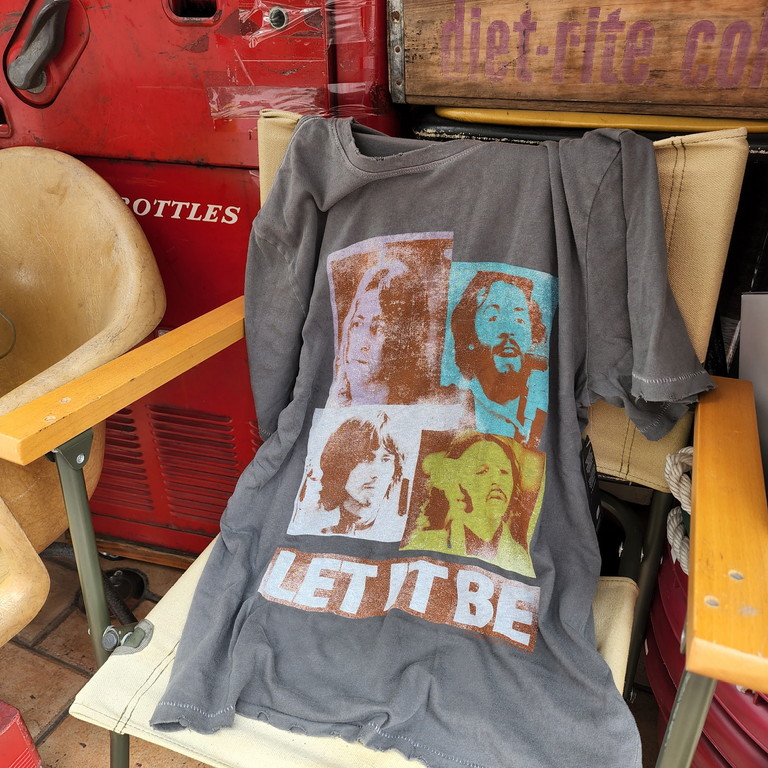 広島のアメリカン雑貨屋 ビートルズの名曲「LET IT BE」をモチーフにしたTシャツ！ジャンクフードクロージングお得意のダメージ加工でヴィンテージ感抜群！