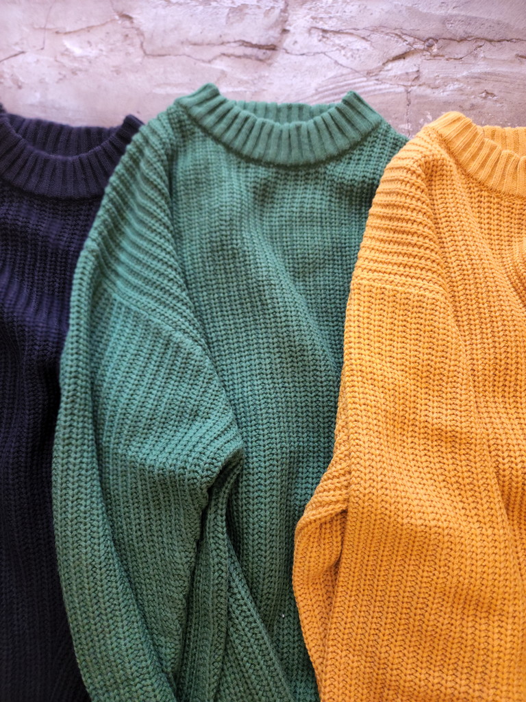 広島のアメリカン輸入雑貨屋 ローゲージのざっくり感が良いモックネックのルーズニットセーター！