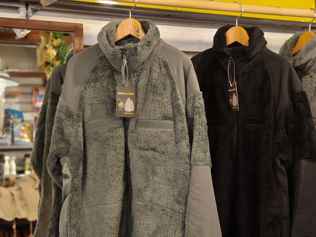 広島のアメリカン雑貨屋 軽量で暖かいリプロダクトのECWCS フリースジャケットです！