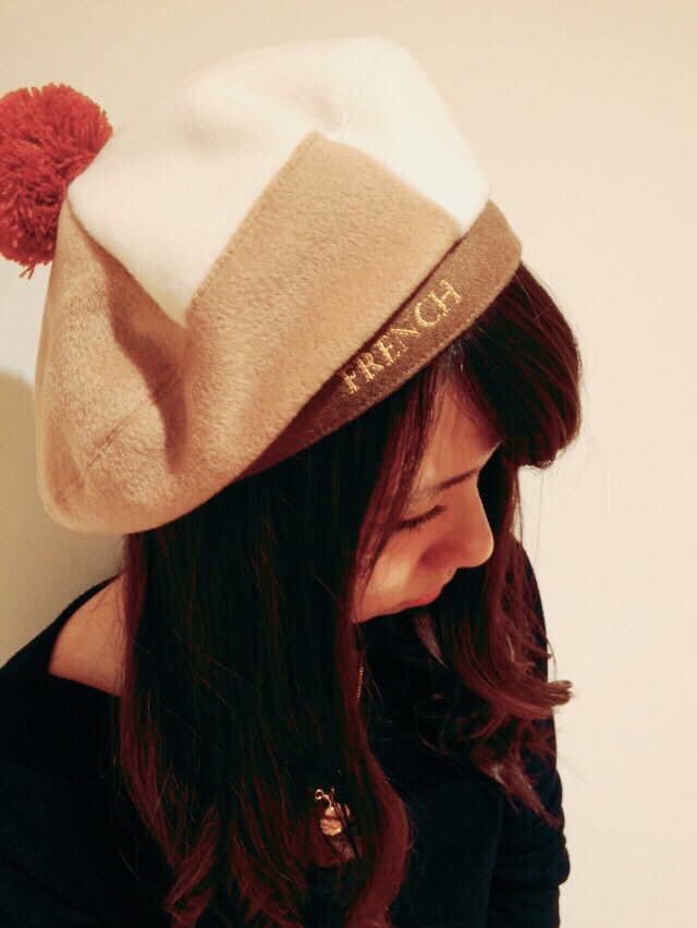 秋服に変えたなら、帽子も秋物に ♩　女の子のための可愛いベレー帽。