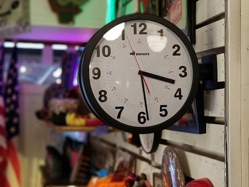 ダブルフェイス クロック 海外の駅や学校などで見かける両面時計。人気のブラックが今週再入荷します！！