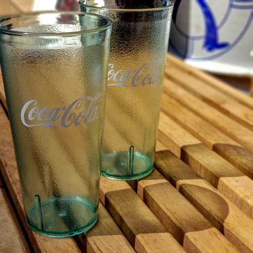 コカ・コーラのプラスチックタンブラー。アメリカの業務用食器メーカーGET社製です。綺麗な翡翠色のタンブラーにたっぷりの氷とコカ・コーラ！最強です！！