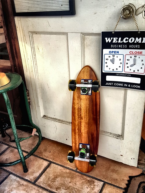 西海岸インテリアにぴったり！ マホガニー木材で作られた大人のスケートボードです！！