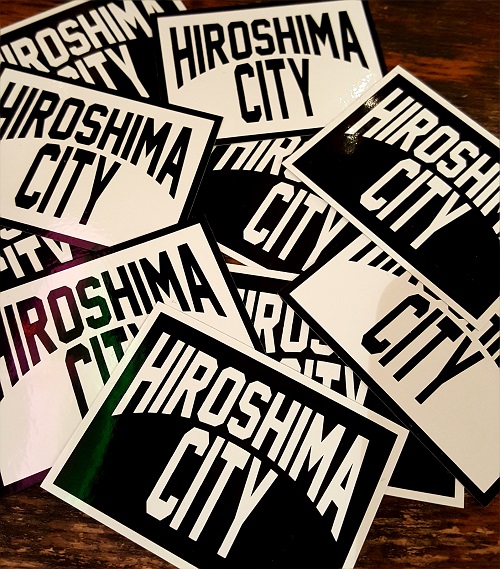 広島をこよなく愛する人のためのHIROSHIMA CITY シリーズに待望のステッカーが登場です！ ばりええけぇー！貼りんさいやー！