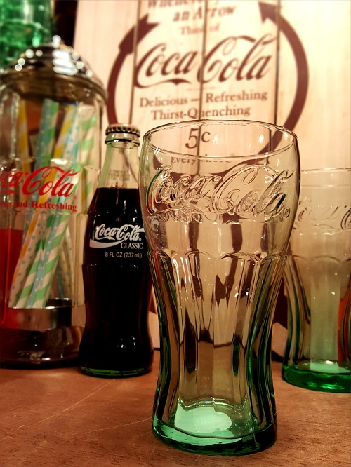 コカ・コーラの定番グラス。そろそろこの季節がやってきます！たっぷりの氷にシュワ～とコーラ、最強です！！